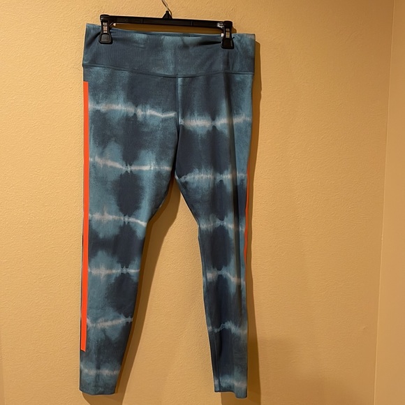 NWT Dri-FIT One Luxe Printed Leggings - Picture 2 of 3